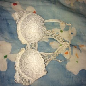 victoria’s secret push up bra! adorable white lace